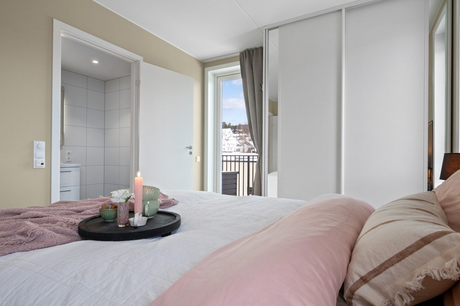 Rommet har god plass til dobbeltseng og øvrig møblement, og er innredet med plassbygd skyvedørsgarderobe med hvite fronter. Galleribilde