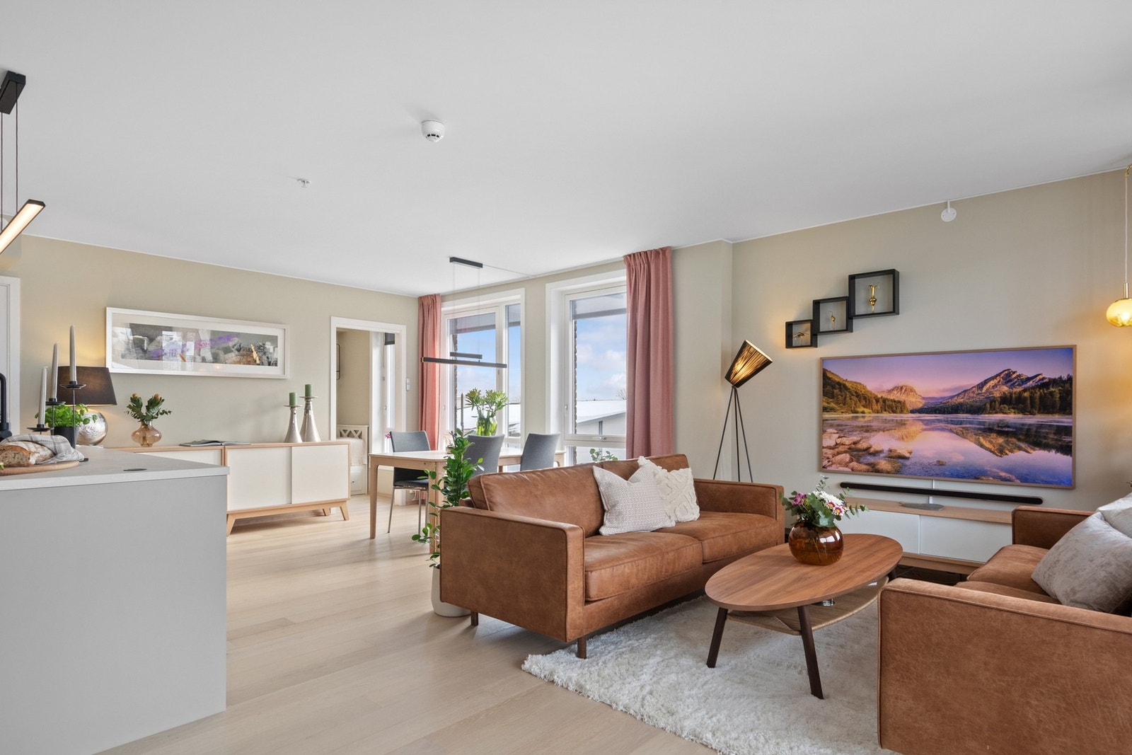 Dersom man ønsker en enda romsligere stue, kan det ene soverommet integreres som en del av oppholdsrommet. Galleribilde