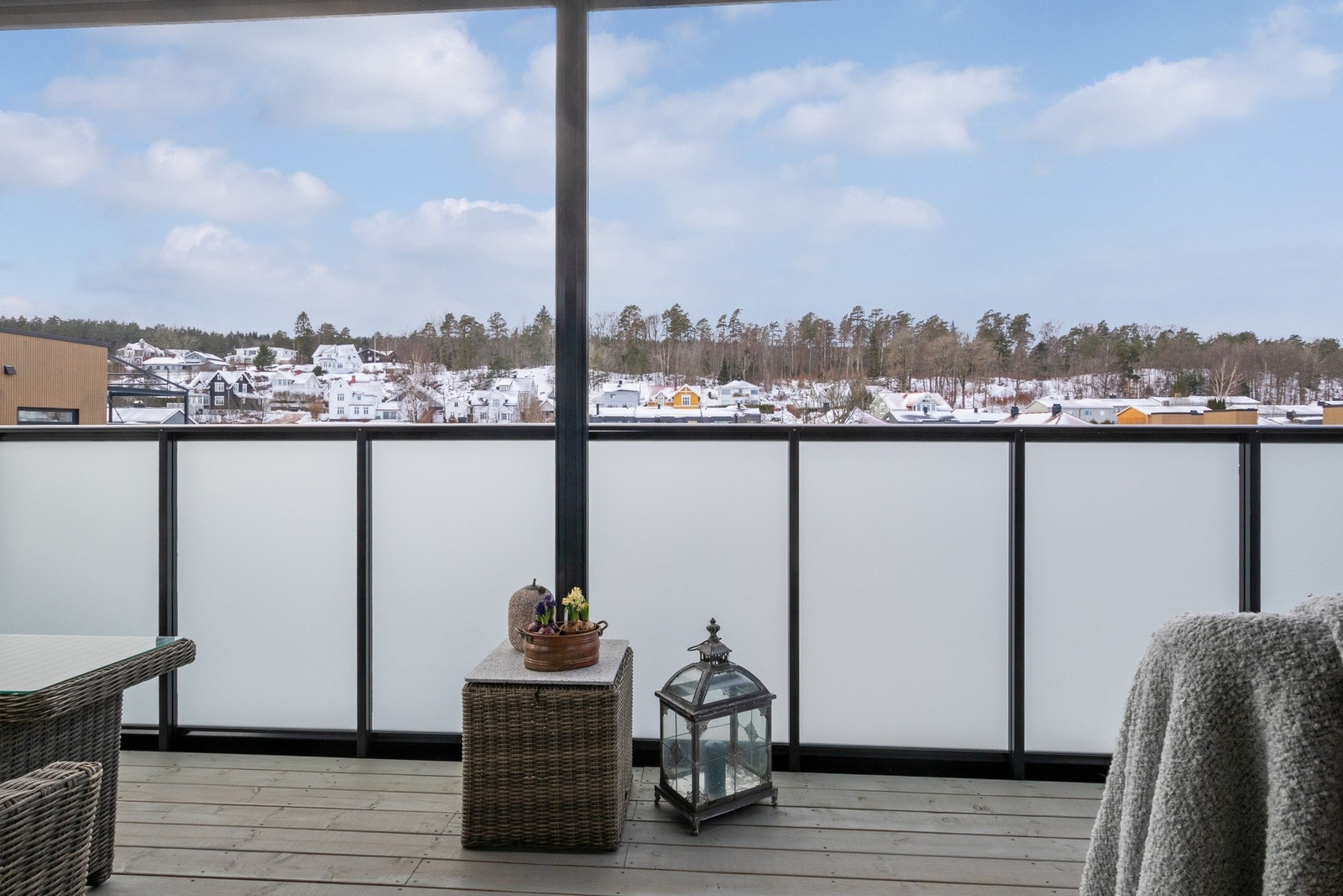 Solen når balkongen fra ca. kl. 10 og blir værende til den går ned på kvelden - her ligger alt til rette for å nyte lange, varme sommerdager. Galleribilde