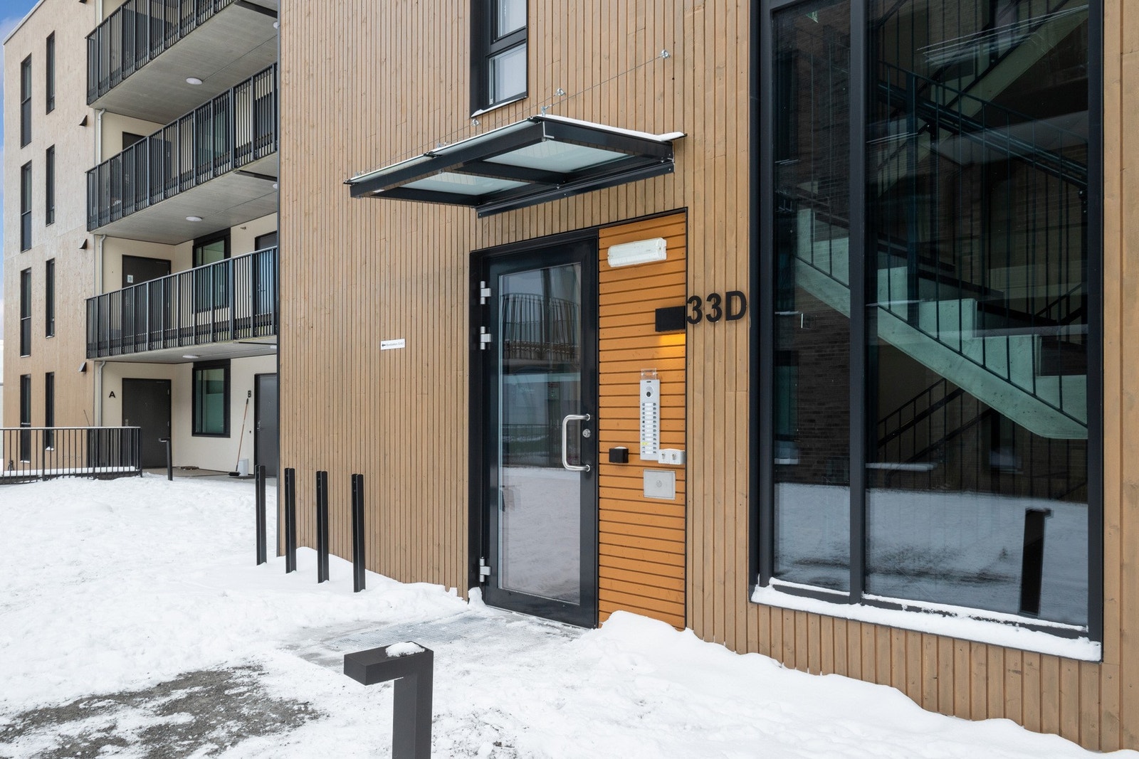 Leiligheten ligger i 4. etasje og har enkel adkomst via felles oppgang med heis. Galleribilde