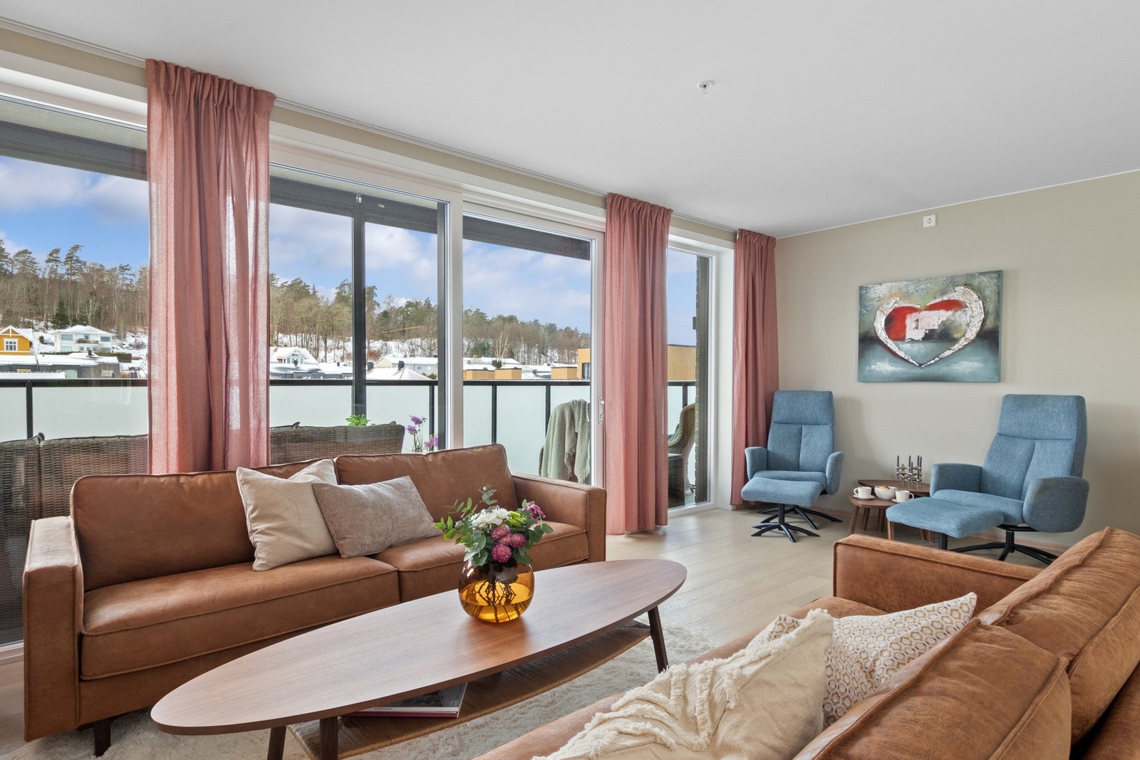 Fra stuen er det utgang til en solrik balkong via skyvedør, og sommerstid oppleves overgangen mellom inne og ute som sømløs. Galleribilde