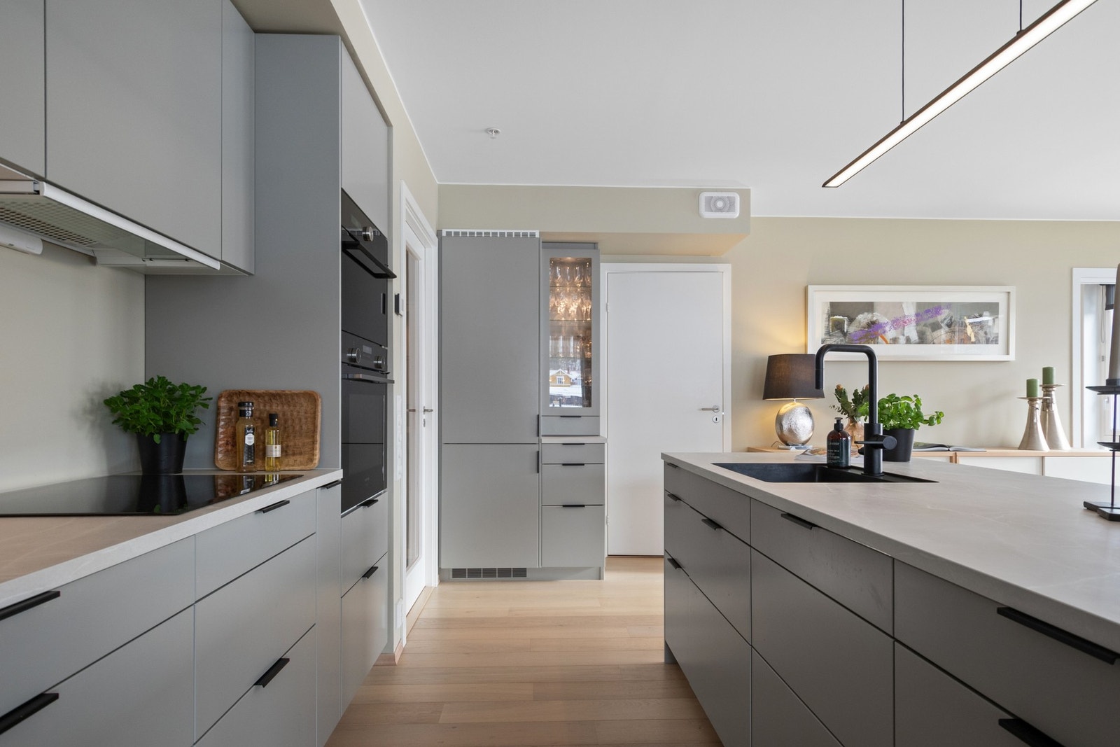 Kjøkkenet har vitrineskap i både høyskap-seksjonen og i kjøkkenøya. Galleribilde