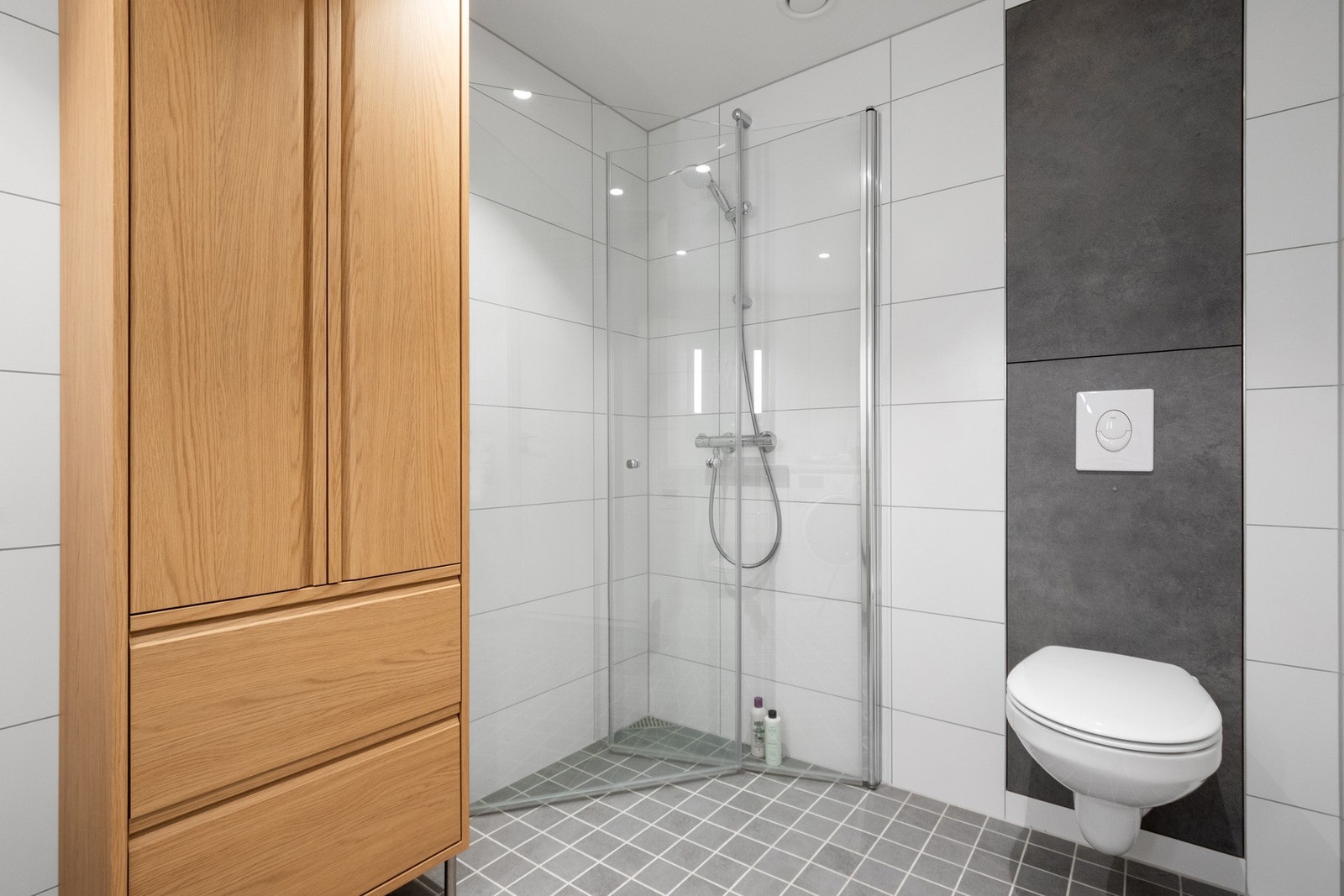 Dusjsonen har god plass og er avskjermet med innfellbare glassdører. Galleribilde