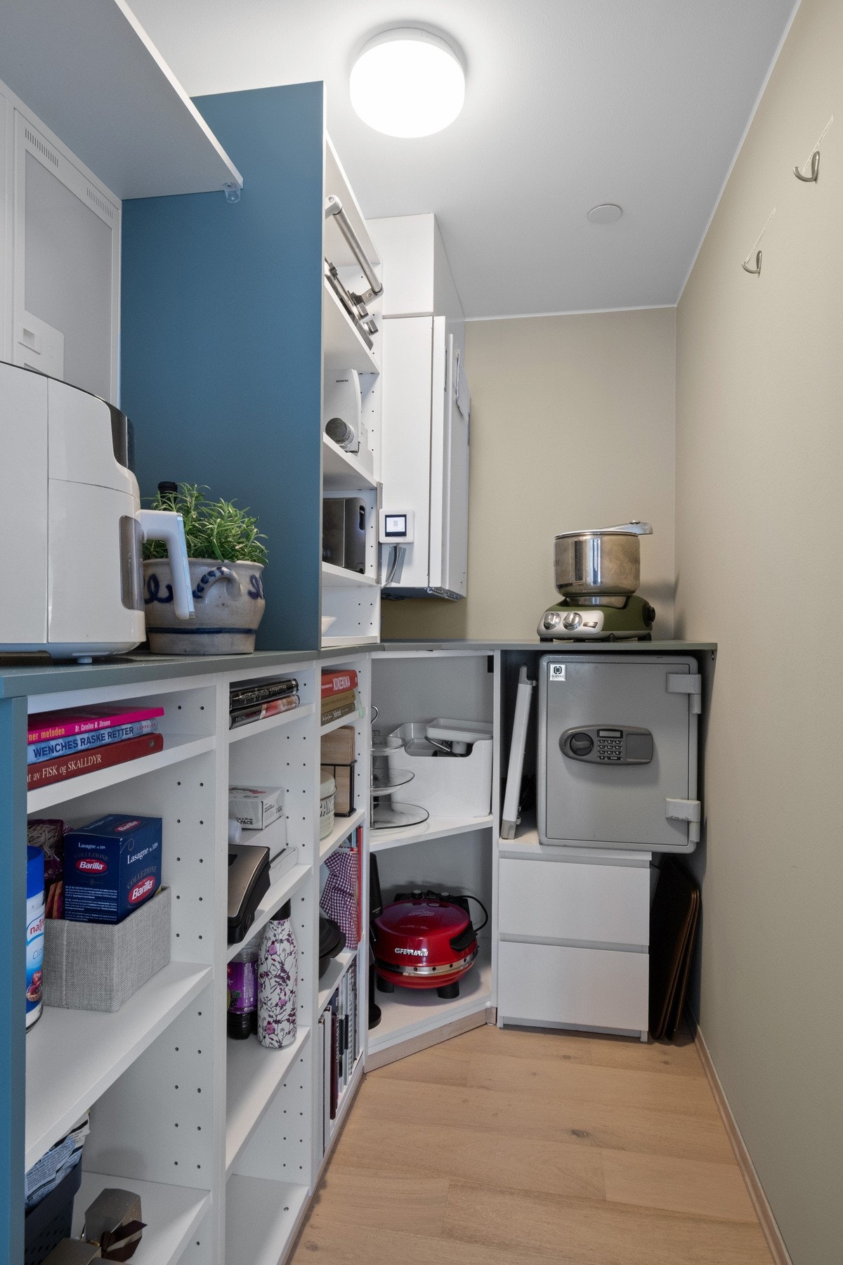 I tilknytning til kjøkkenet finnes en praktisk bod med god hylleplass. Galleribilde