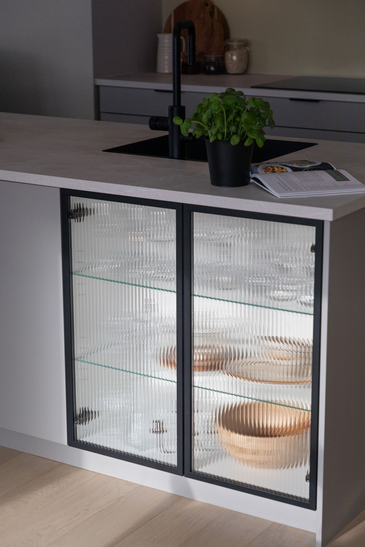 Vitrineskap med rillet glass tilfører et dekorativt element og skaper variasjon i uttrykket. Galleribilde