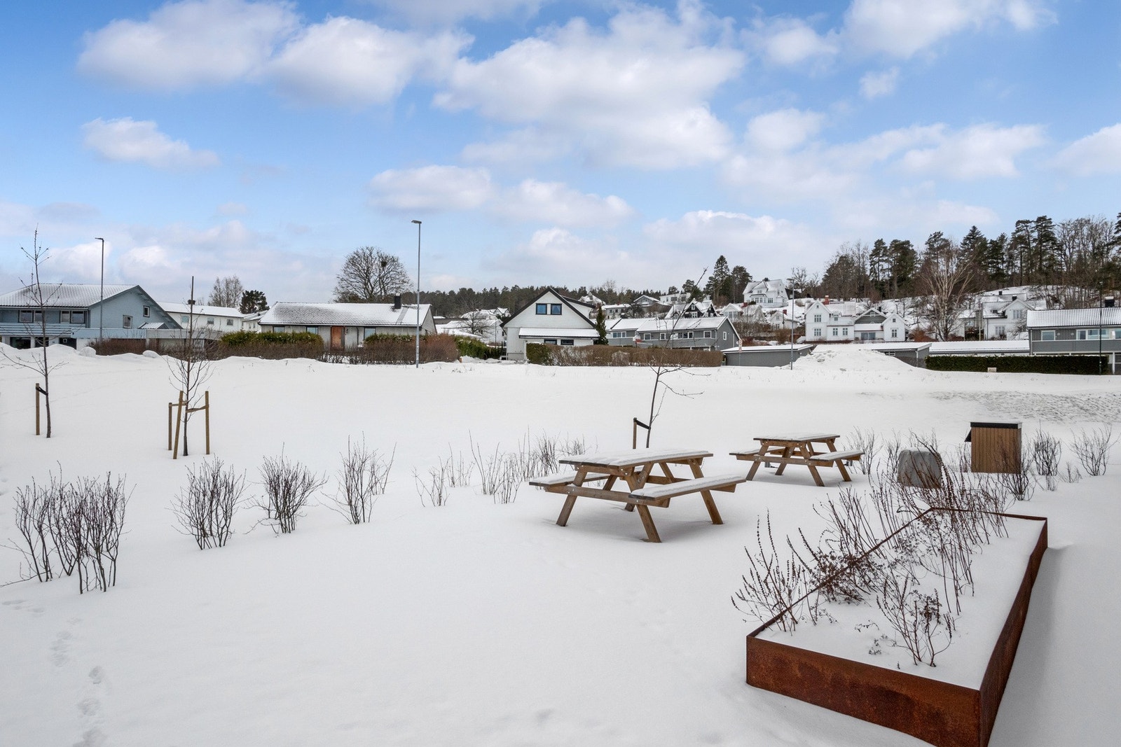 En hyggelig sosial sone med benker, bord og egen grillplass inviterer til samvær og uformelle møteplasser for beboerne. Galleribilde