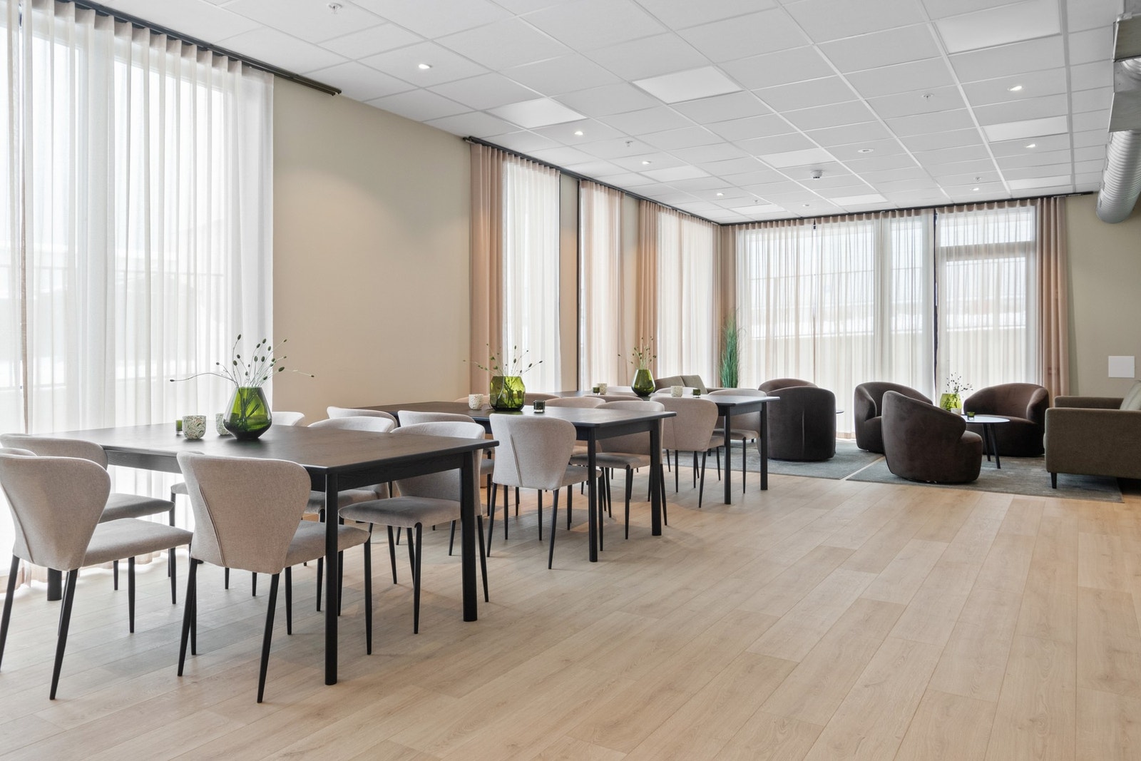 Borettslaget disponerer gjesteleilighet og felleslokale som kan benyttes av beboerne. Begge fasilitetene bookes via digital kalender (Vibbo). Galleribilde