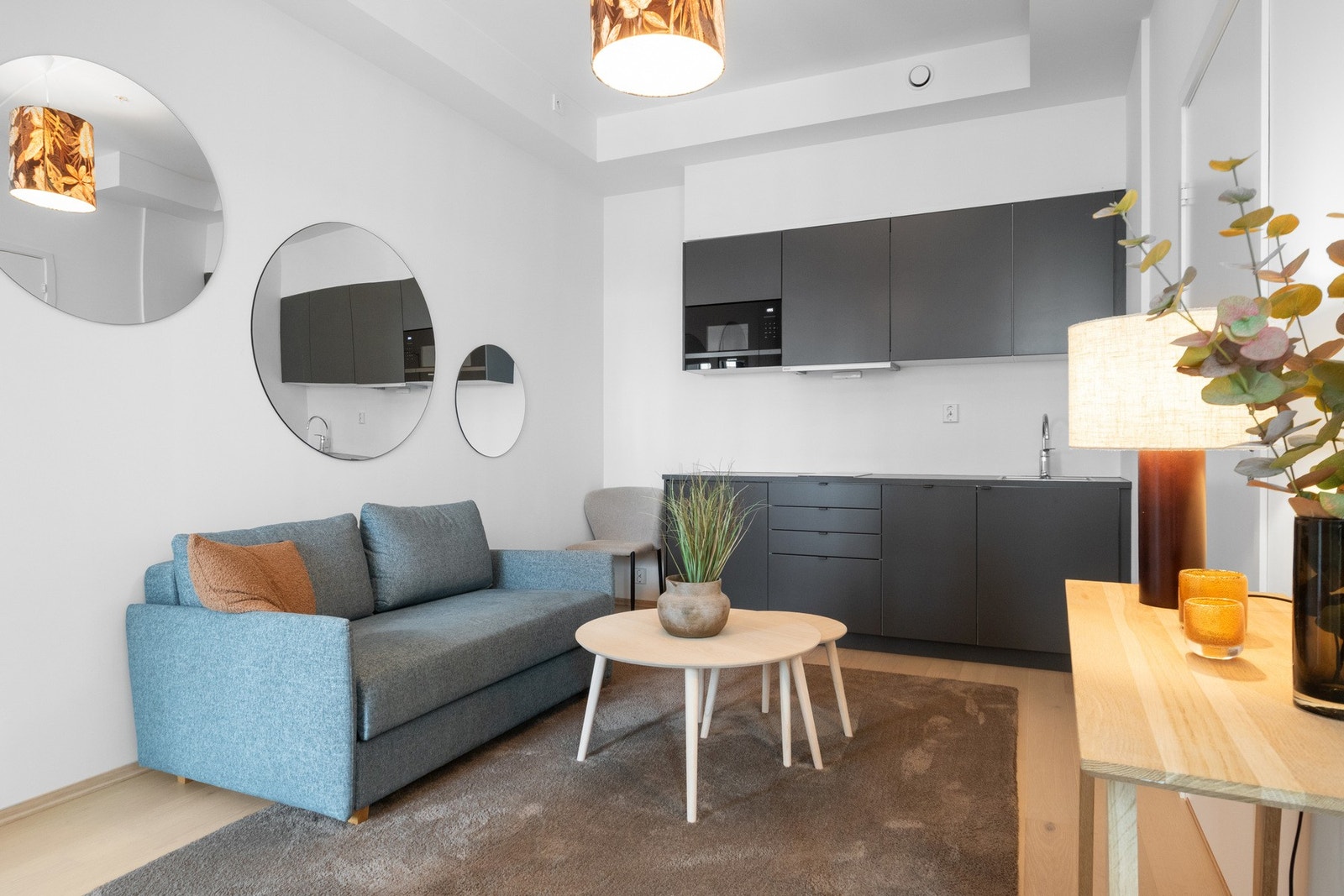 Leiligheten er utstyrt med kjøkkenfasiliteter, herunder oppvaskmaskin, kjøleskap, mikrobølgeovn, koketopp og stekeovn. Galleribilde