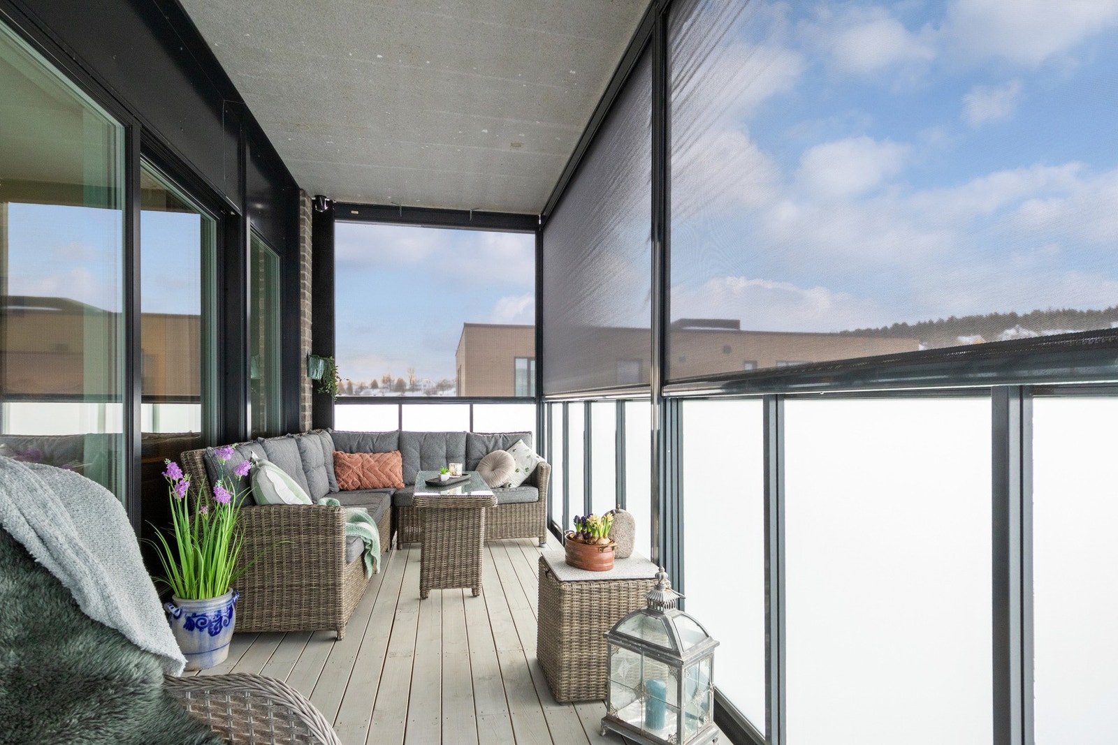 Det er installert fire screens med solcellemotor som kan senkes ved behov og skjerme hele balkongen. Galleribilde