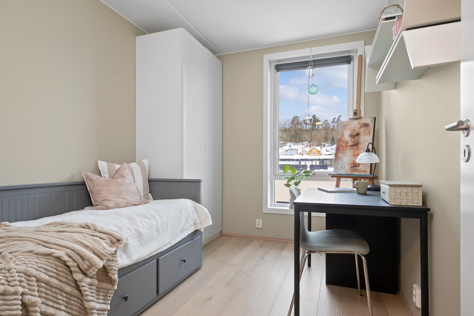 Alle soverommene er oppgradert med garderobeløsninger, taklamper og gardinskinner. Galleribilde