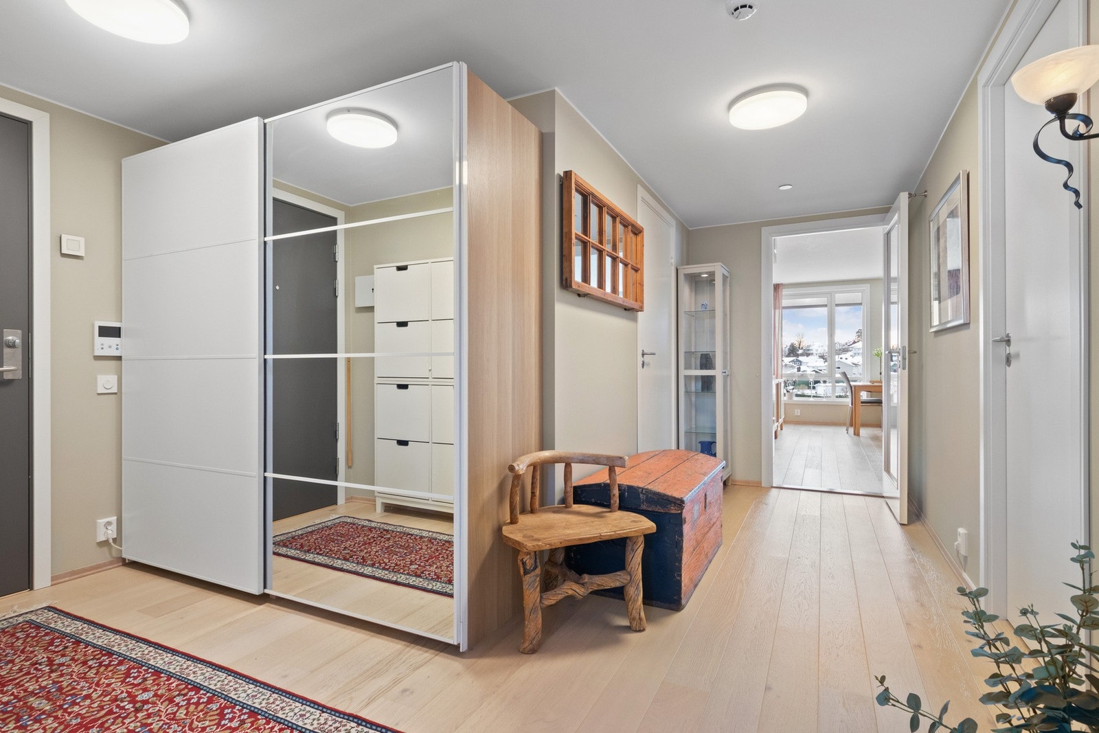 Gangen har rikelig med oppbevaringsplass i en romslig skyvedørsgarderobe med delvis speilfronter. Galleribilde