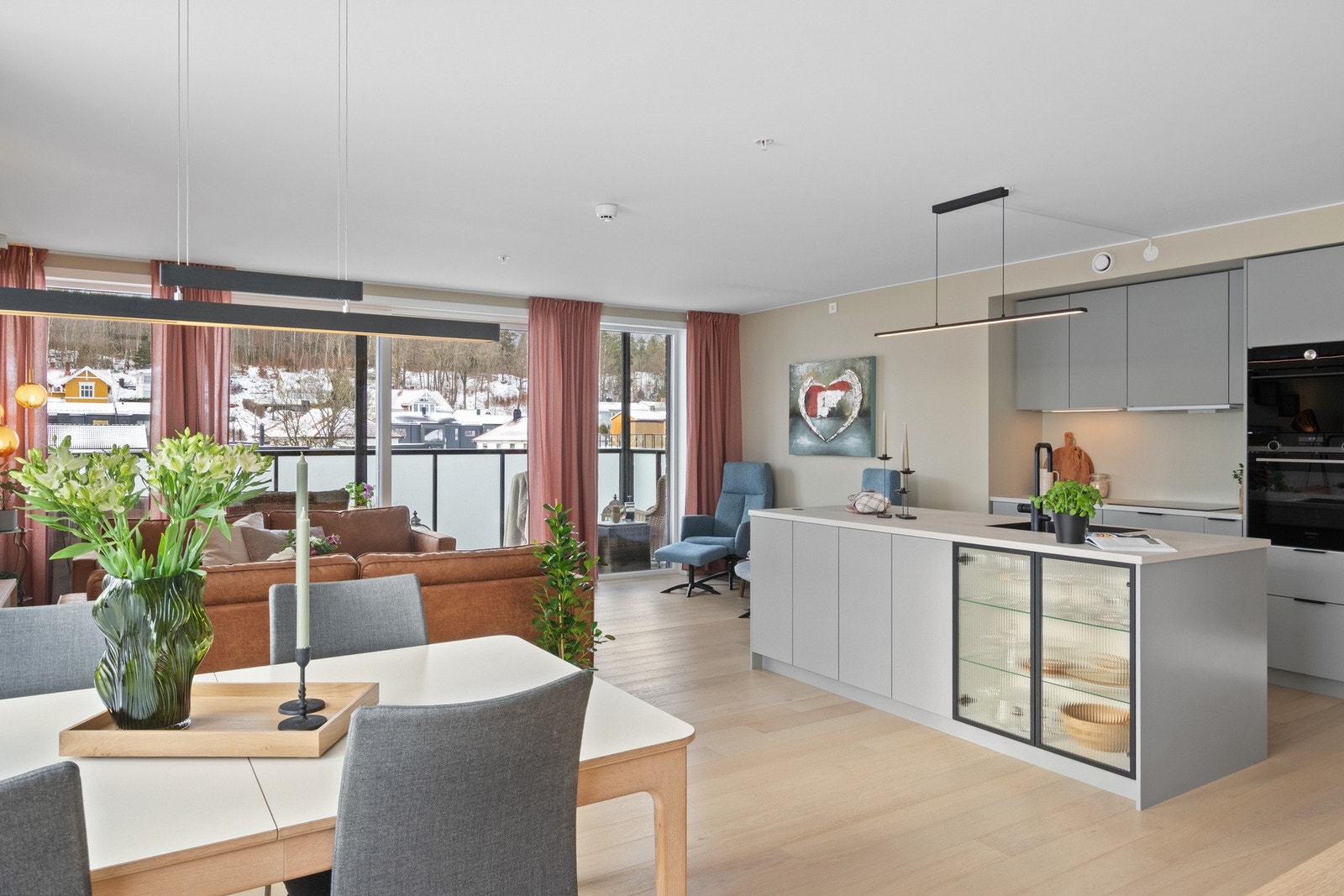 Gulvet har 1-stavs parkett med gulvvarme, som harmonerer godt med vegger malt i en dus og delikat beigetone. Galleribilde