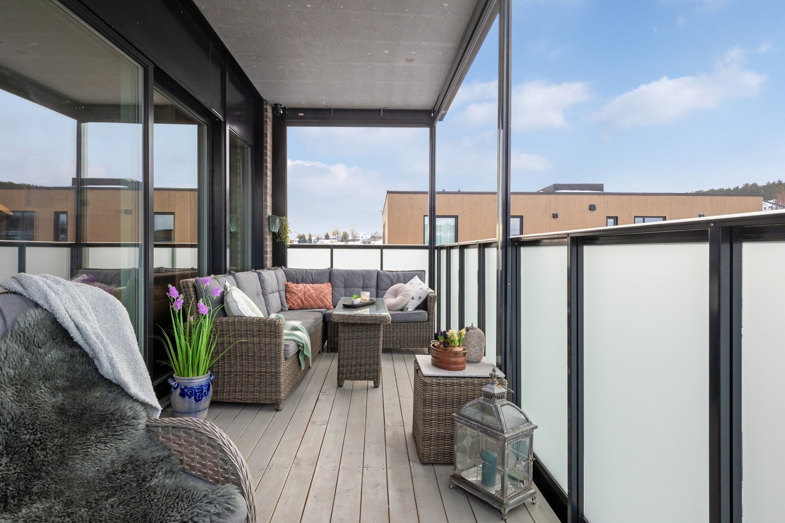 Balkongen er oppgradert med stilrent glassrekkverk med frosting. Galleribilde