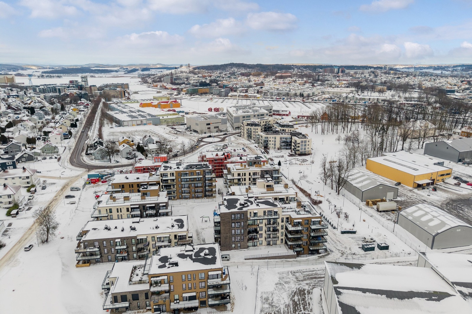 Her bor du i et rolig og etablert område, samtidig med kort gangavstand til både brygga i Tønsberg, torget/sentrum, jernbanestasjonen og Teie torg med et bredt servicetilbud. Galleribilde