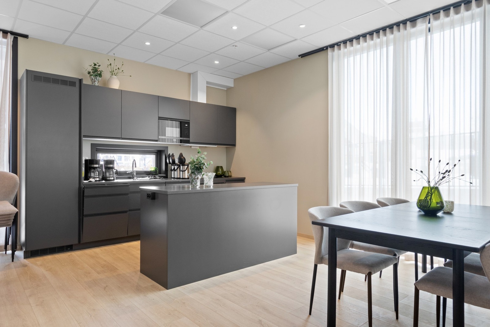 Felleslokalet kan benyttes til ulike arrangementer og sammenkomster. Lokalet har sitteplasser til ca. 30 personer, samt kjøkkenutstyr, servise og hvitevarer tilpasset større samlinger. Galleribilde