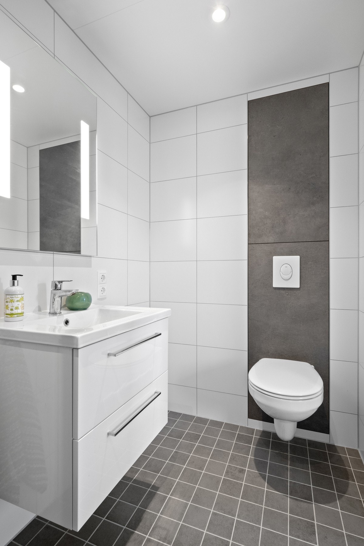 Badet er utstyrt med downlights, elektriske varmekabler og vegghengt toalett. Galleribilde