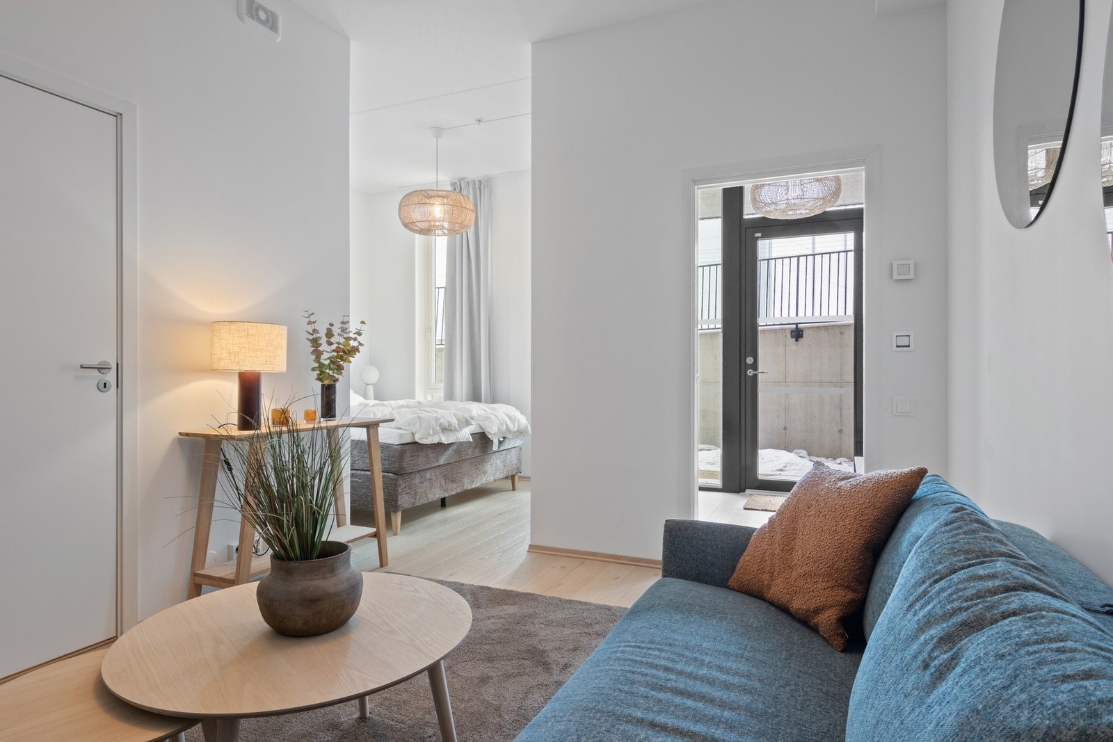 Gjesteleiligheten er innredet med dobbeltseng samt sovesofa, og har sengeplasser til inntil fire personer. Galleribilde