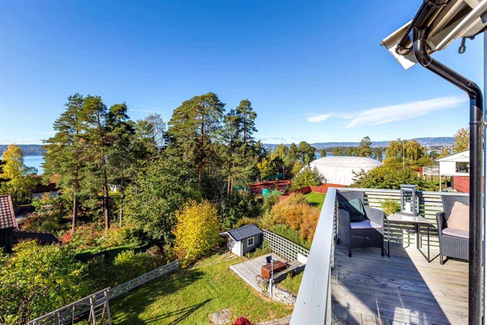 Sommerbilde fra boligen ble kjøpt i 2019 (NB. Omgivelsene kan avvike noe med dagens sitiuasjon). Galleribilde