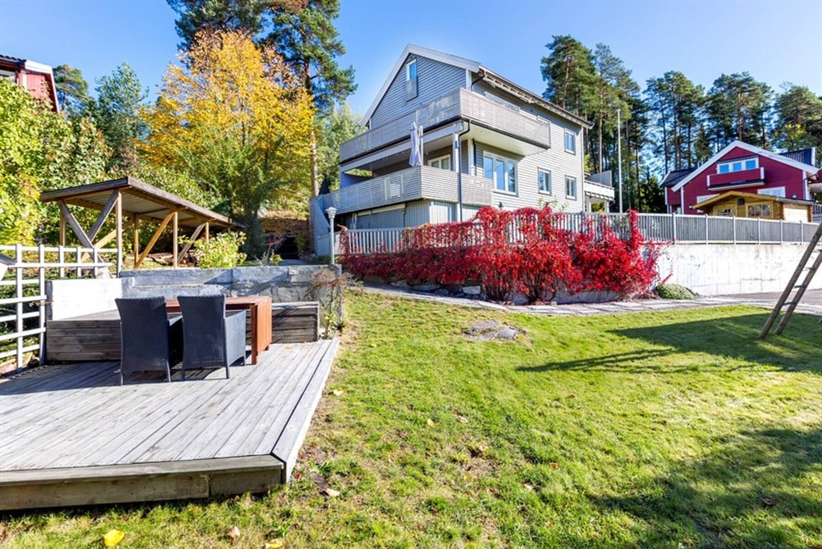 Sommerbilde fra boligen ble kjøpt i 2019 (NB. Omgivelsene kan avvike noe med dagens sitiuasjon). Galleribilde