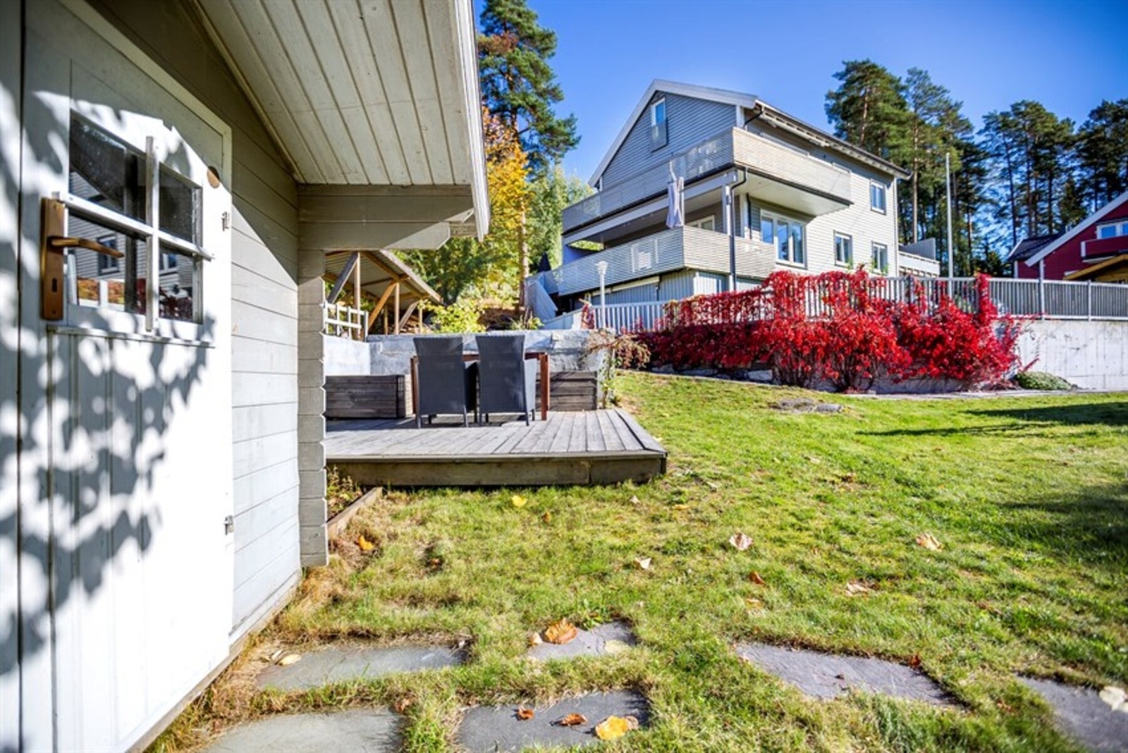 Sommerbilde fra boligen ble kjøpt i 2019 (NB. Omgivelsene kan avvike noe med dagens sitiuasjon). Galleribilde