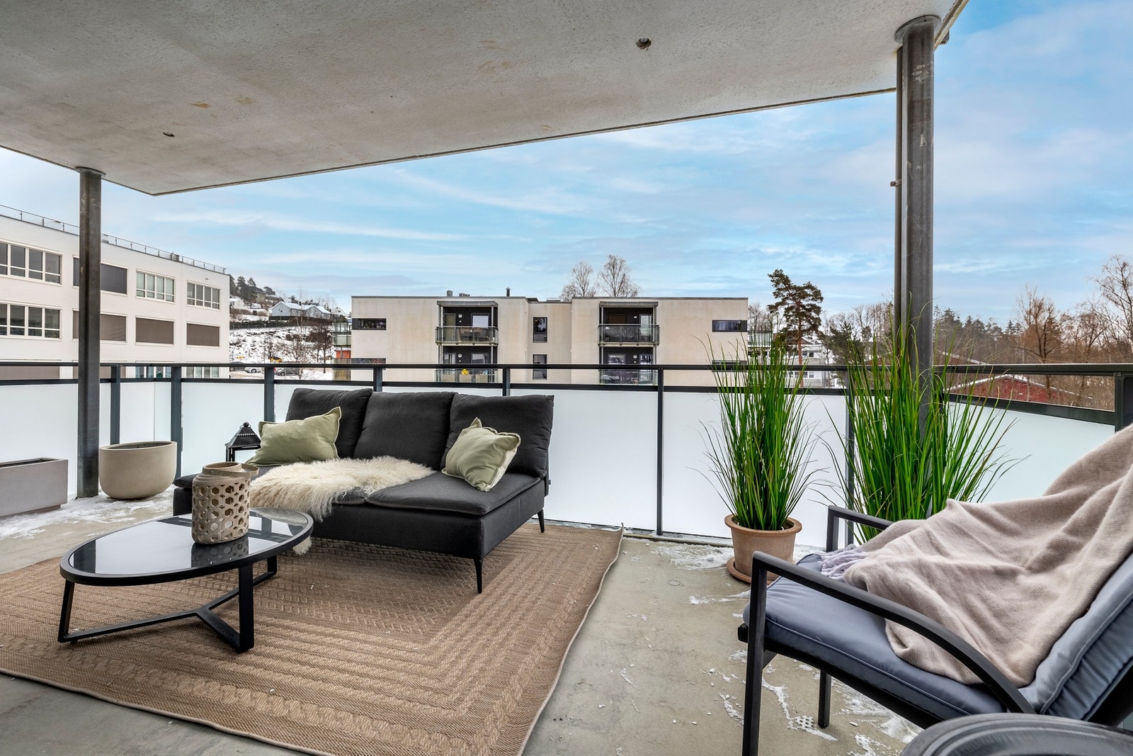 Balkongen oppleves som en naturlig forlengelse av oppholdsrommet i sommerhalvåret, med god plass til både sofalounge og spisegruppe. Galleribilde