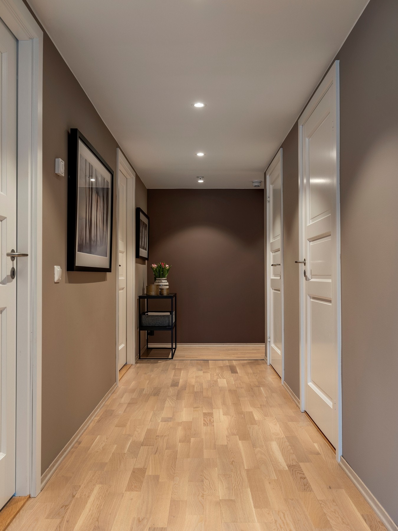 Entréen er malt i tidsriktige fargetoner og har trestavs parkett som gir et helhetlig og gjennomført utrykk. Galleribilde