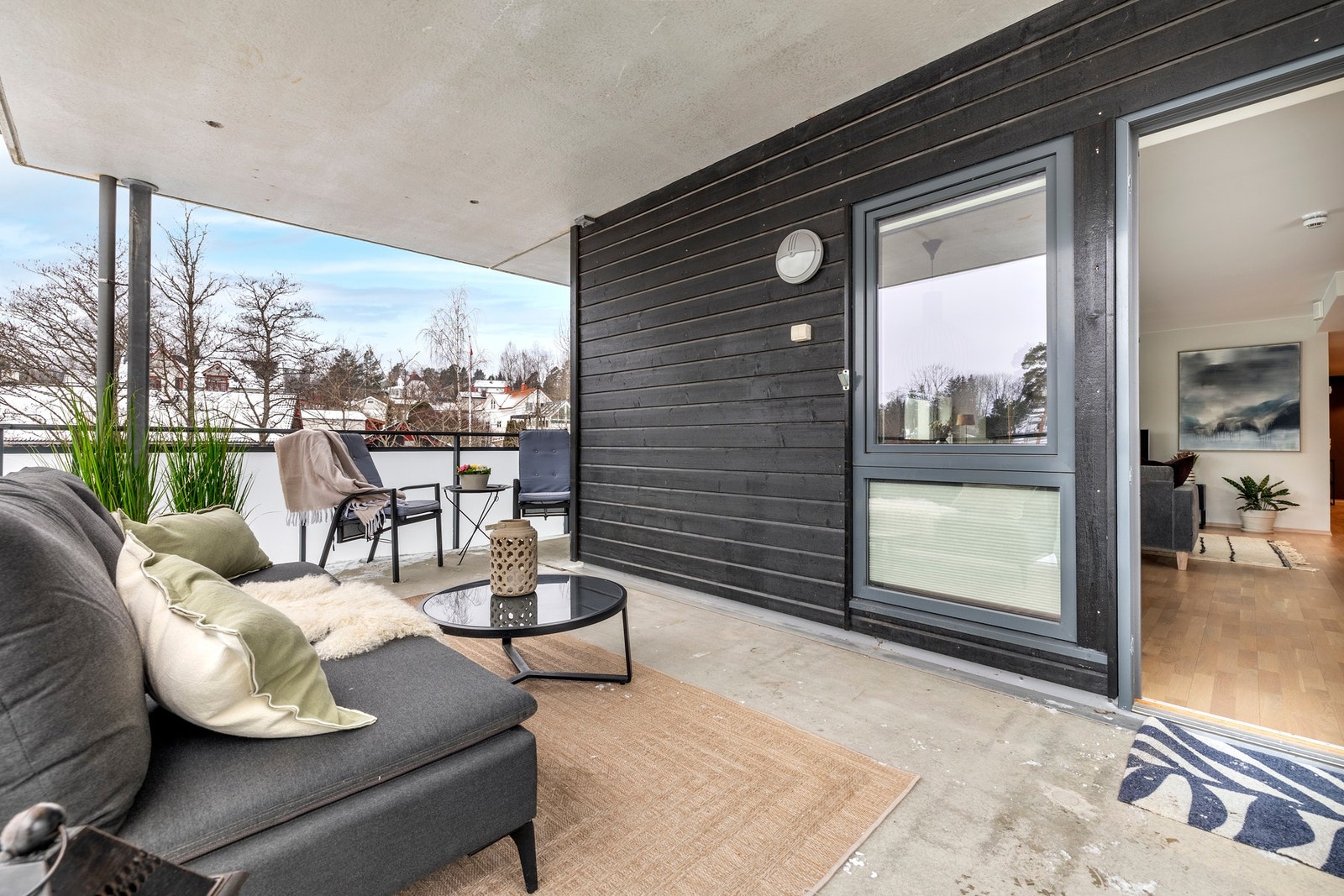 Fra stuen er det utgang til en romslig og solrik balkong på ca. 24 kvm. Galleribilde