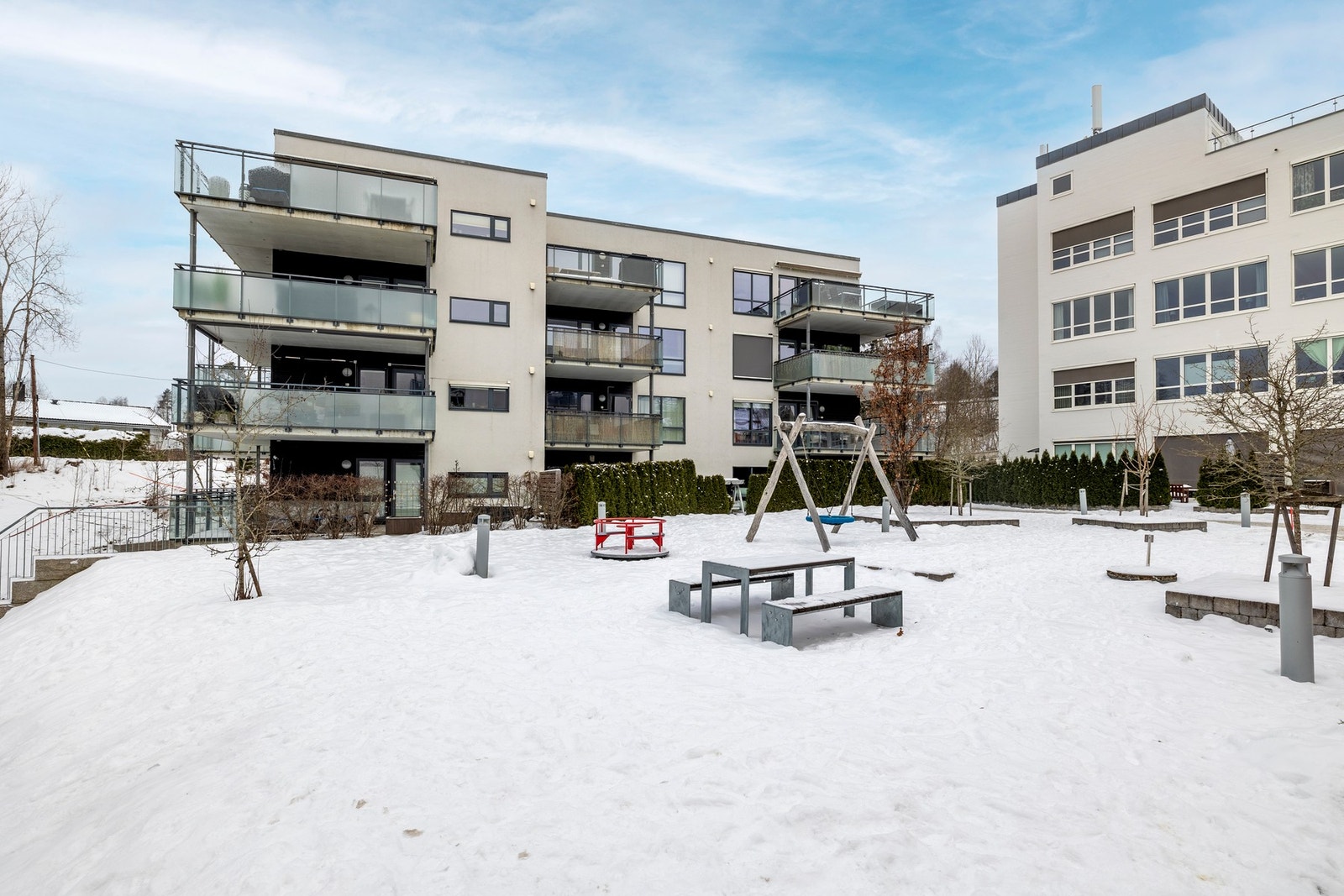 Leiligheten ligger i et barnevennlig og attraktivt boligområde med kort vei til rekke servicetilbud. Galleribilde