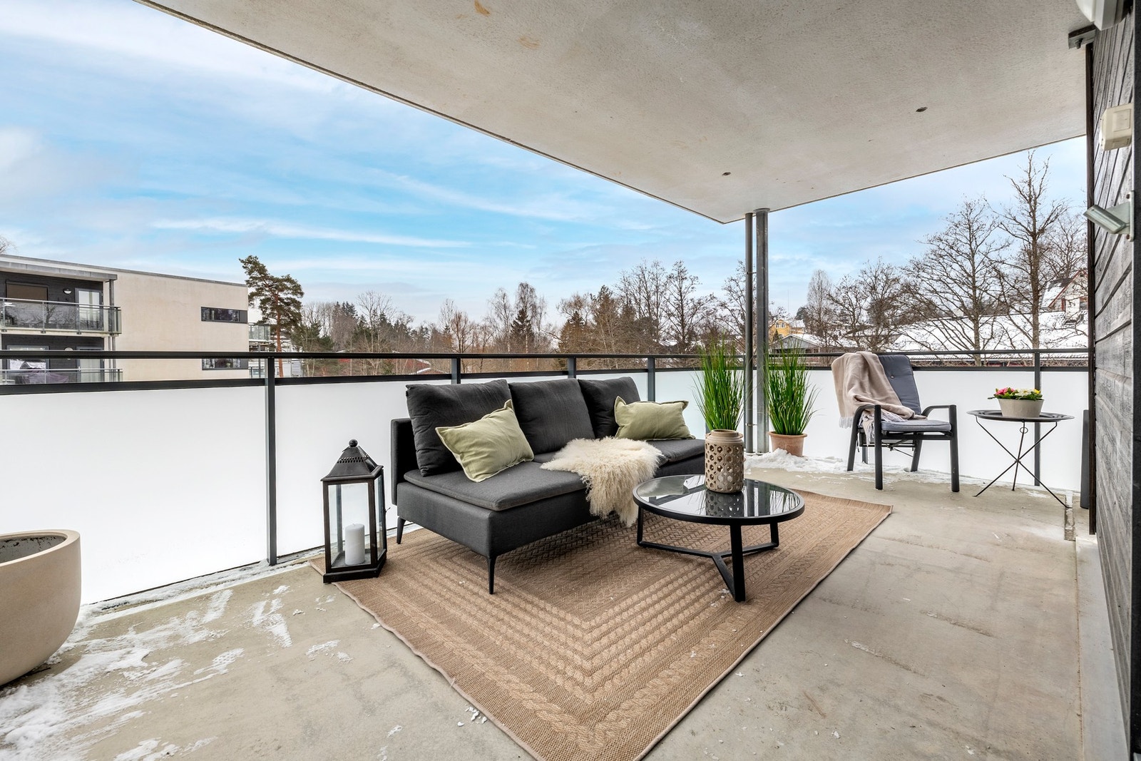 Solrik balkong på ca. 24 kvm som strekker seg rundt to sider av leiligheten. Galleribilde