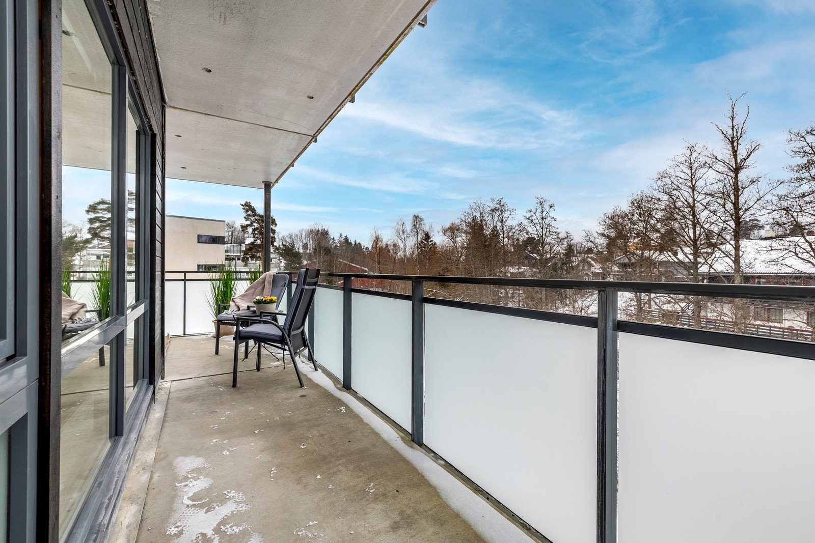 Balkongen strekker seg rundt leiligheten på to sider. Galleribilde