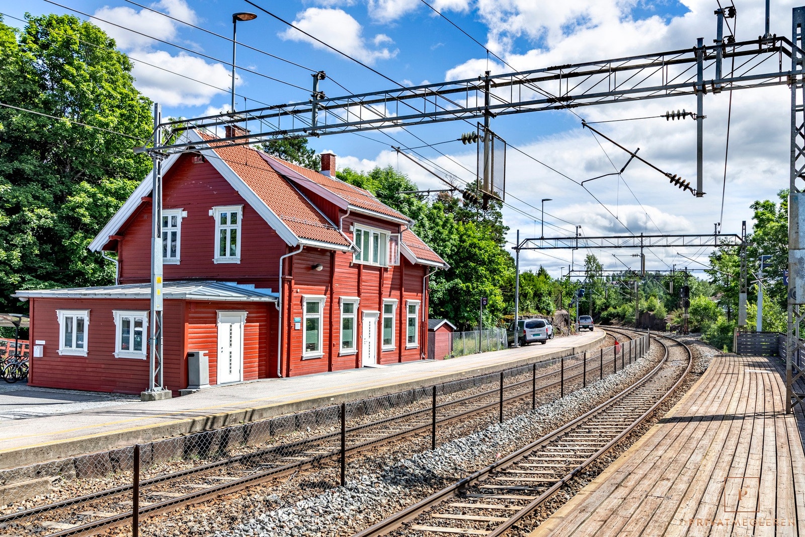 Det er gode muligheter for offentlig kommunikasjon via buss og tog fra Oppegård stasjon. Galleribilde