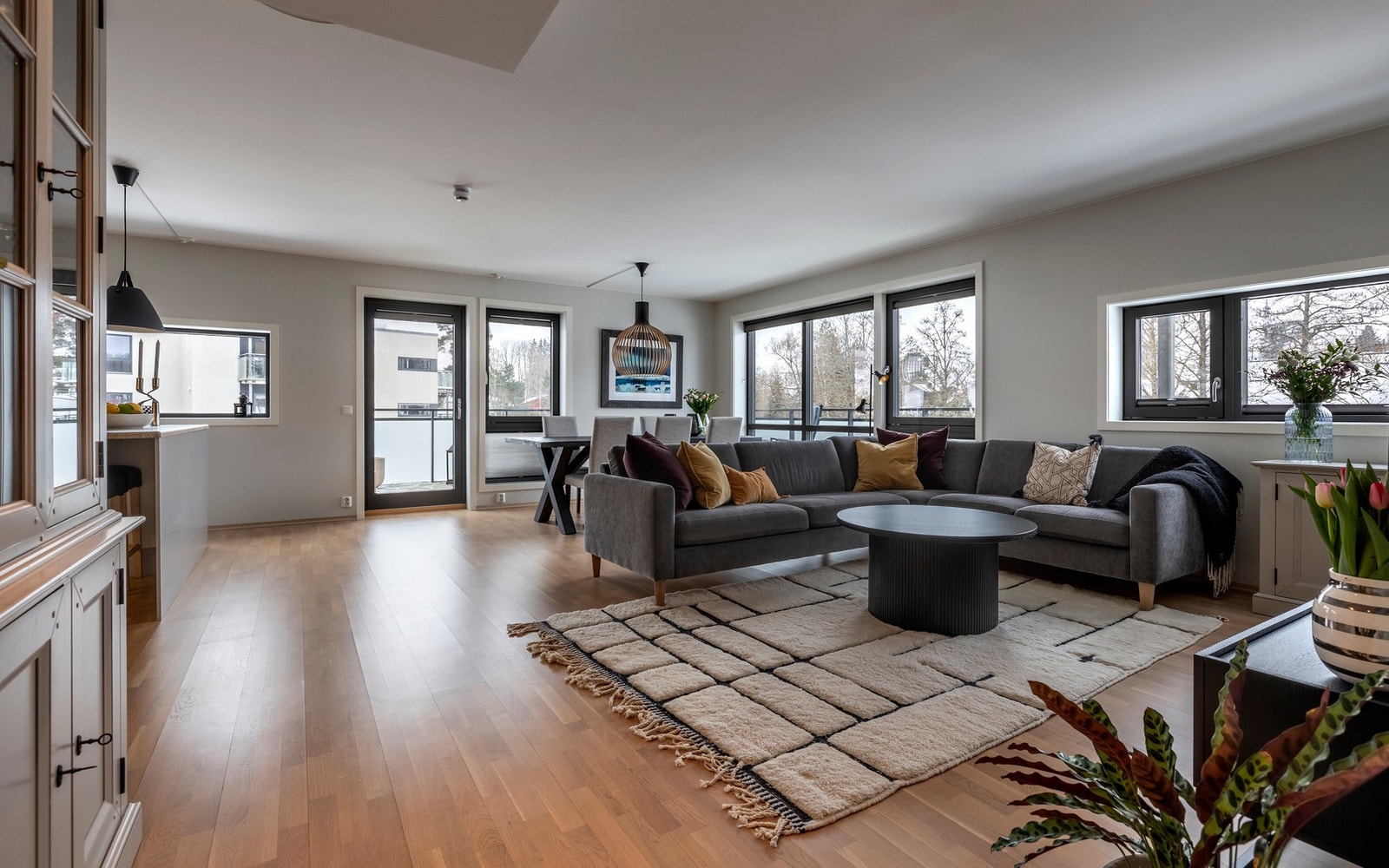 Det er gode møbleringsmuligheter med plass til sofagruppe, TV-anlegg og spisebord i naturlige soner. Galleribilde