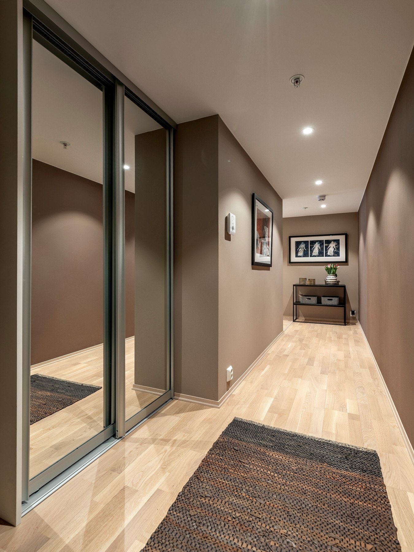 Her finner du en praktisk skyvedørsgarderobe med speilfronter for ekstra oppbevaring til yttertøy, sko og annet utstyr. Galleribilde