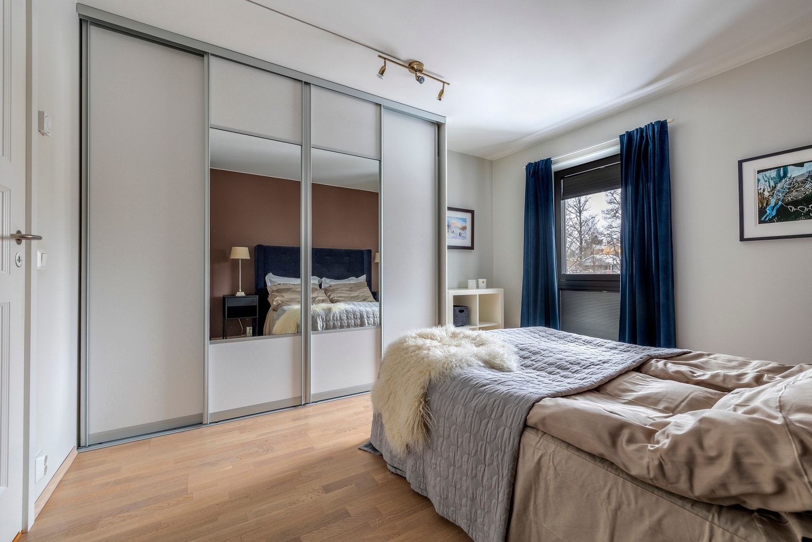 Rommet er innredet med en praktisk skyvedørsgarderobe. Galleribilde