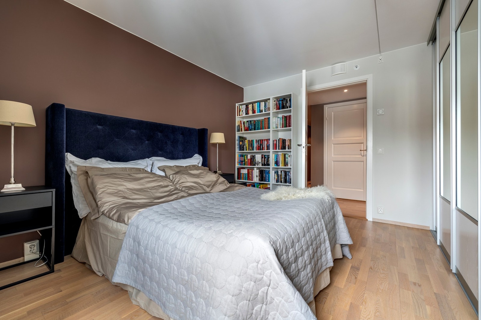 Soverommene er malt i behagelige fargetoner og har trestavs parkett på gulvet. Galleribilde