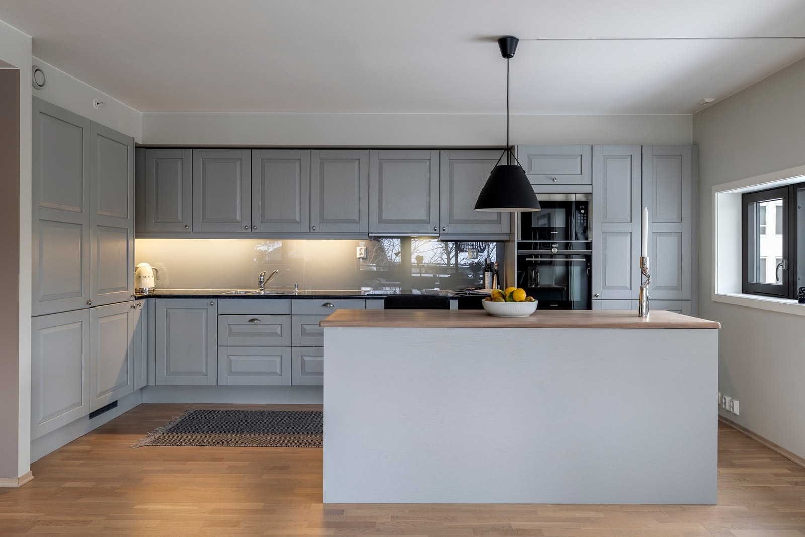 Dette er en romslig og innbydende 3-roms hjørneleilighet i tredje etasje med vannbåren varme. Galleribilde