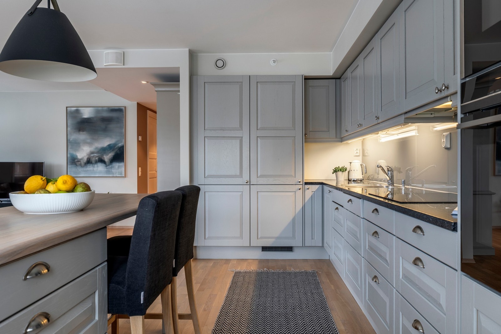 Kjøkkenet har rikelig med oppbevaringsplass, og den generøse benkeplassen gjør matlagingen enkel og effektiv. Galleribilde