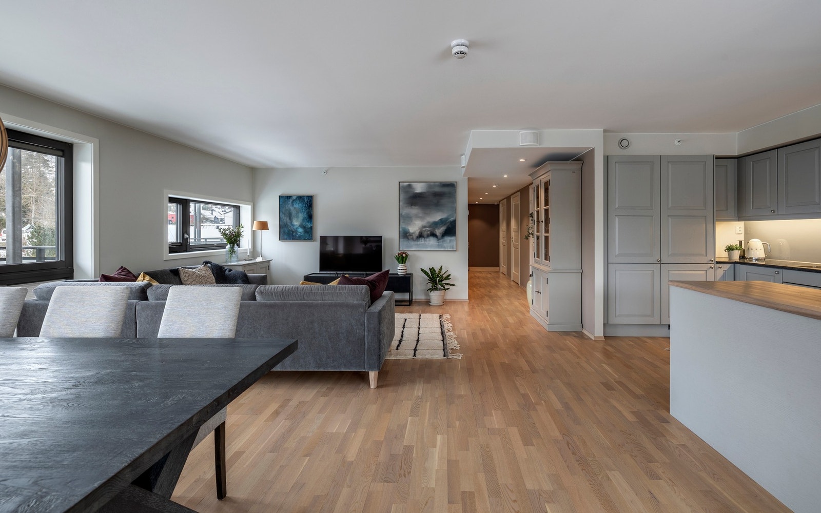 Stuen ligger i en åpen løsning mot kjøkkenet, og rommet danner et luftig og sosialt allrom. Galleribilde