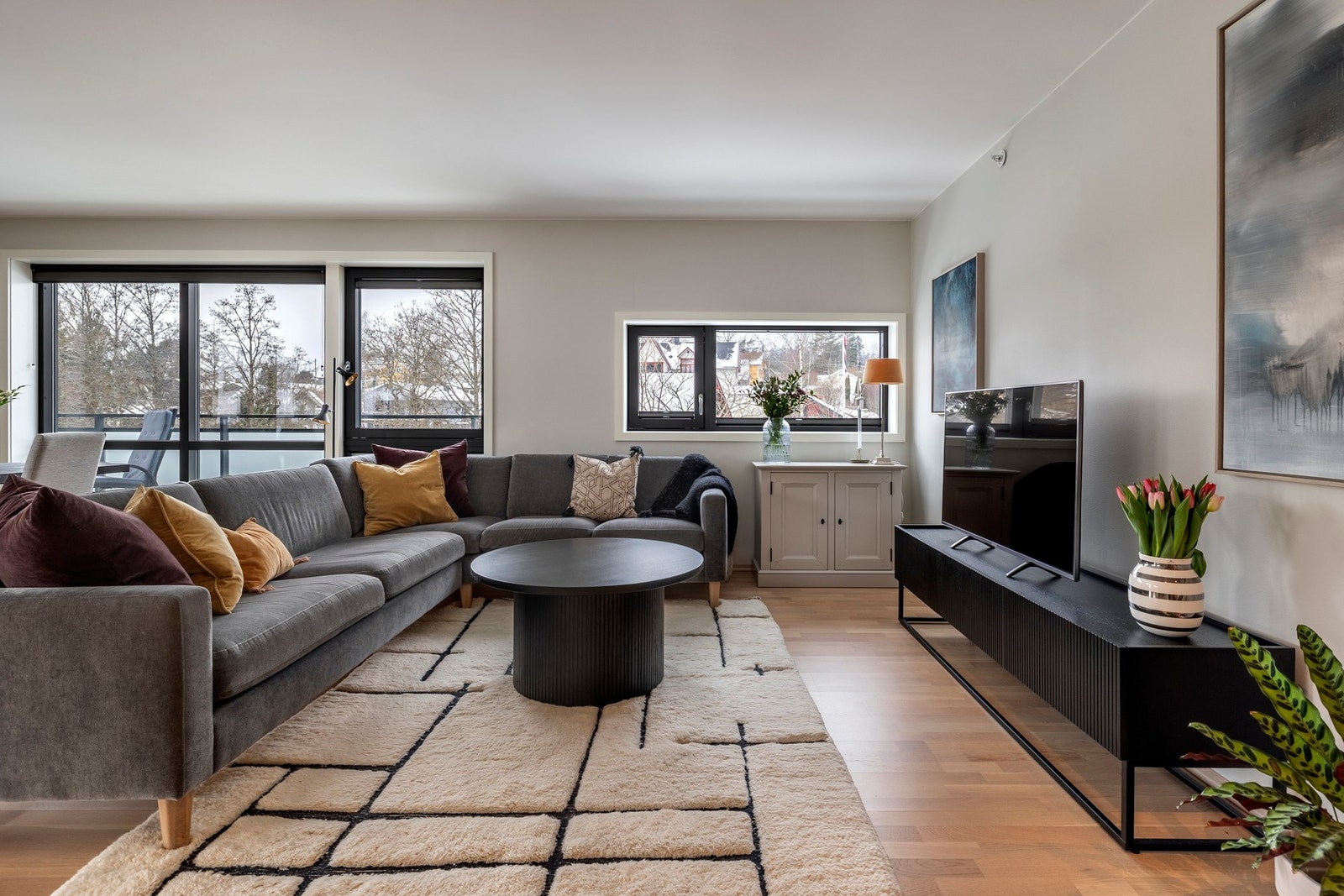 Veggene er malt i moderne fargetoner mens gulvet er belagt med trestavs parkett. Galleribilde