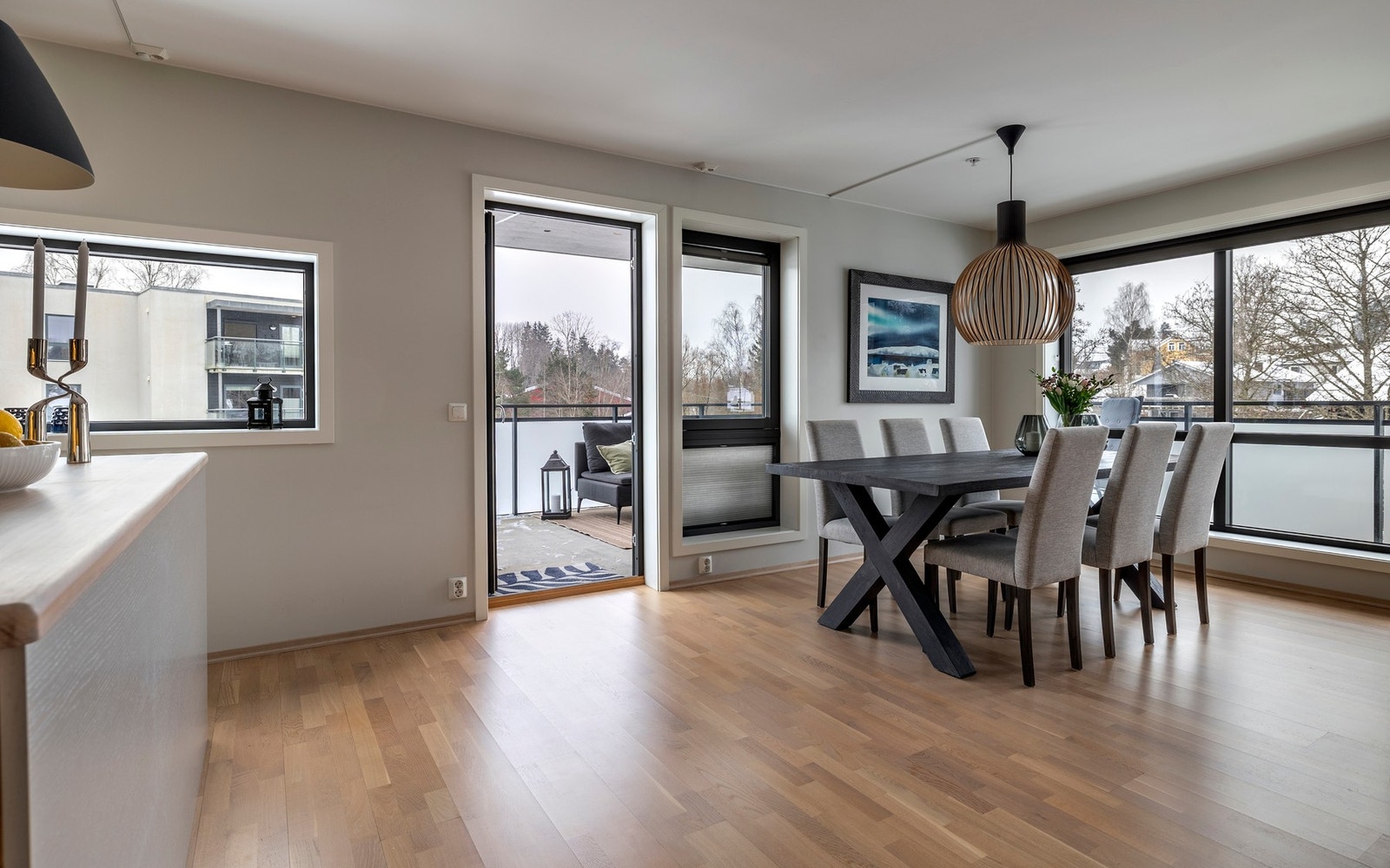 Store vindusflater på to kanter sørger for rikelig med naturlig dagslys, og fra stuen er det utgang til en romslig balkong på ca. 24 kvm. Galleribilde