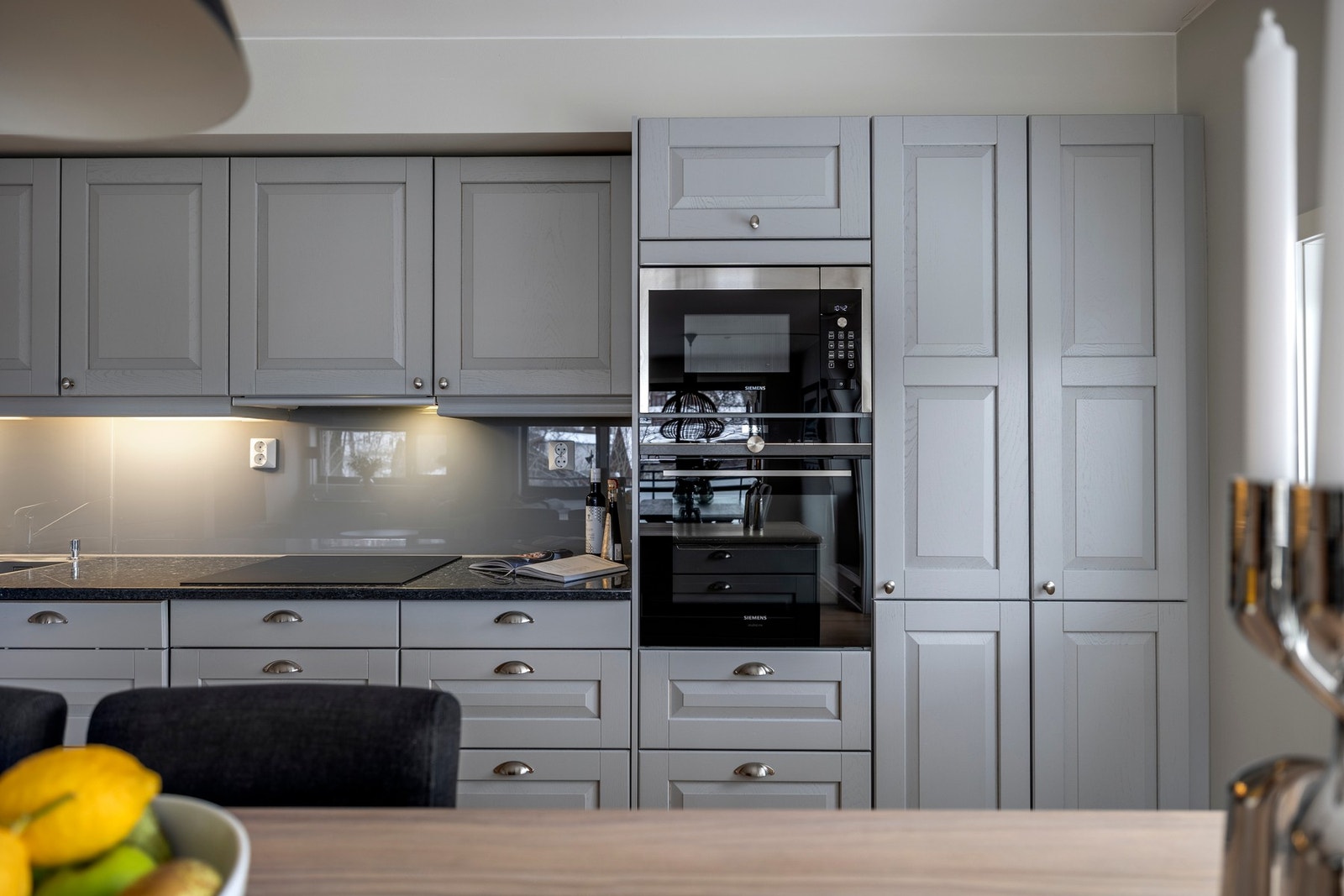 Kjøkkenet er utstyrt med integrerte hvitevarer som induksjonstopp, micro, komfyr, oppvaskmaskin og kjøleskap. Galleribilde