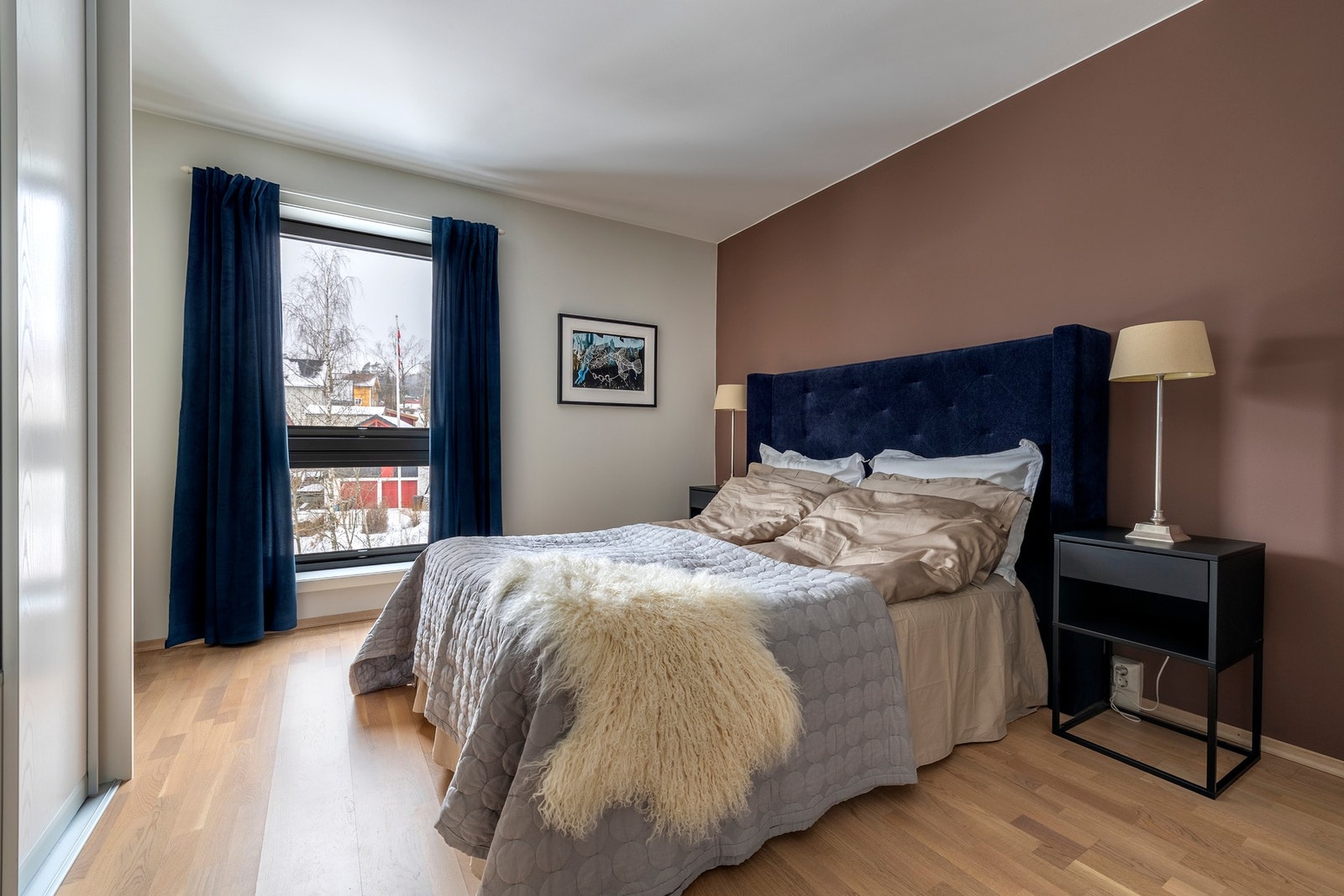 Hovedsoverommet er meget romslig med god plass til dobbeltseng, nattbord og diverse innredning. Galleribilde