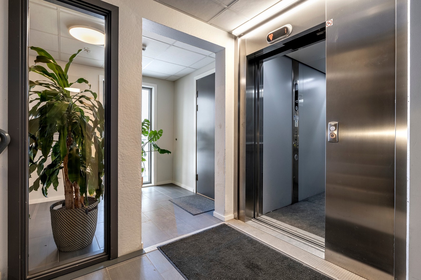 Leiligheten ligger i tredje etasje og har adkomst via felles trapperom med heis. Galleribilde