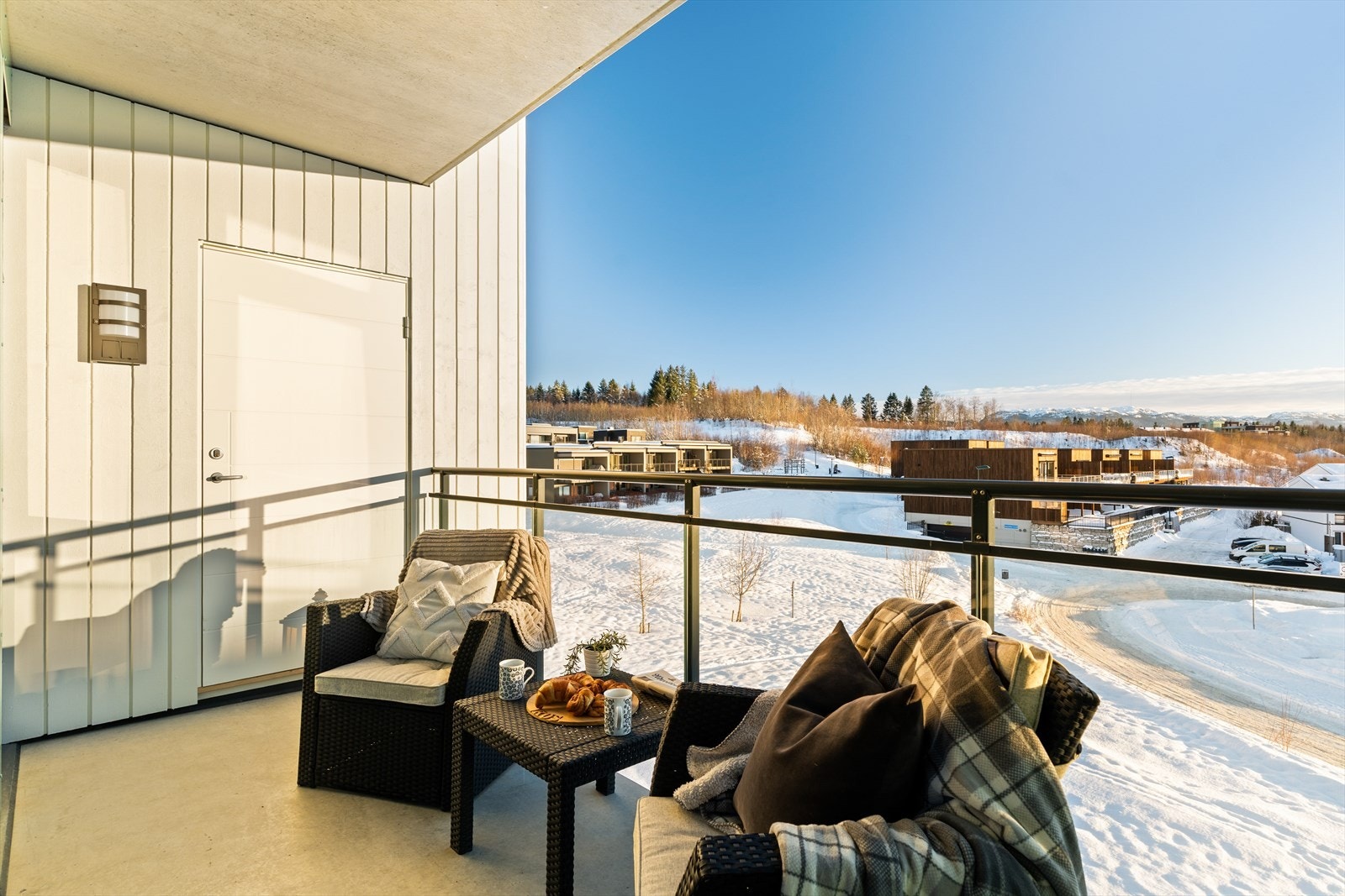 I front av bygget ligger et stort grøntareal som strekker seg videre opp igjennom Lund Østre. Herfra er det også en praktisk sportsbod. Galleribilde