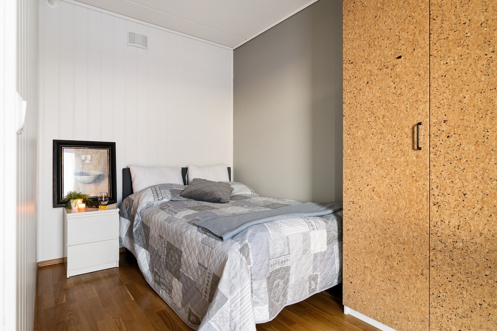 Hovedsoverommet er på 8 m² og har plass til dobbeltseng, tilhørende nattbord og garderobeskap. Galleribilde