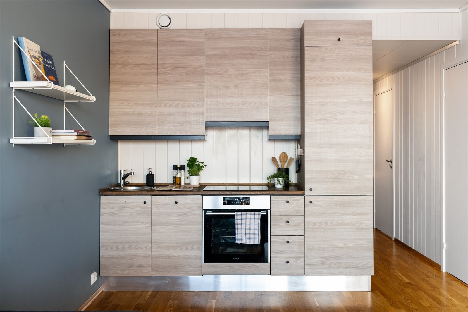 Kjøkken med integrerte hvitevarer. Disse medfølger handelen. I den innvendige boden (dør til høyre) er det også godt med plass til fryser. Galleribilde