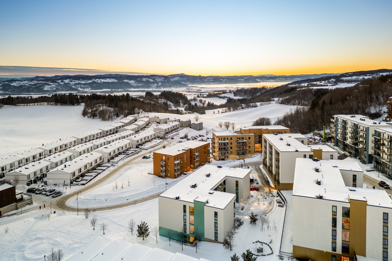 Lund Østre ligger med umiddelbar nærhet til marka. Fine og enkelt tilgjengelige turstier om sommeren - herlige skiløyper om vinteren! Metrobuss, dagligvarebutikk, skole og barnehage er også innen gangavstand. Galleribilde