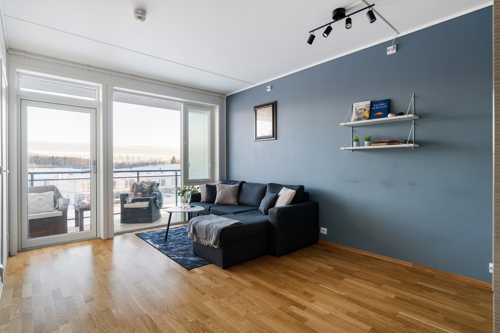 Oppvarming skjer via fjernvarme (gulvvarme) som er inkludert i de månedlige felleskostnadene. Galleribilde