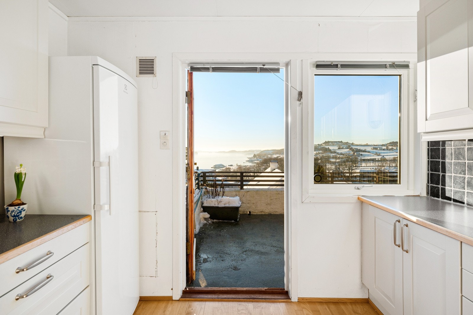 En glassdør fører ut til den store terrassen, hvor man kan nyte panoramautsikten. Galleribilde