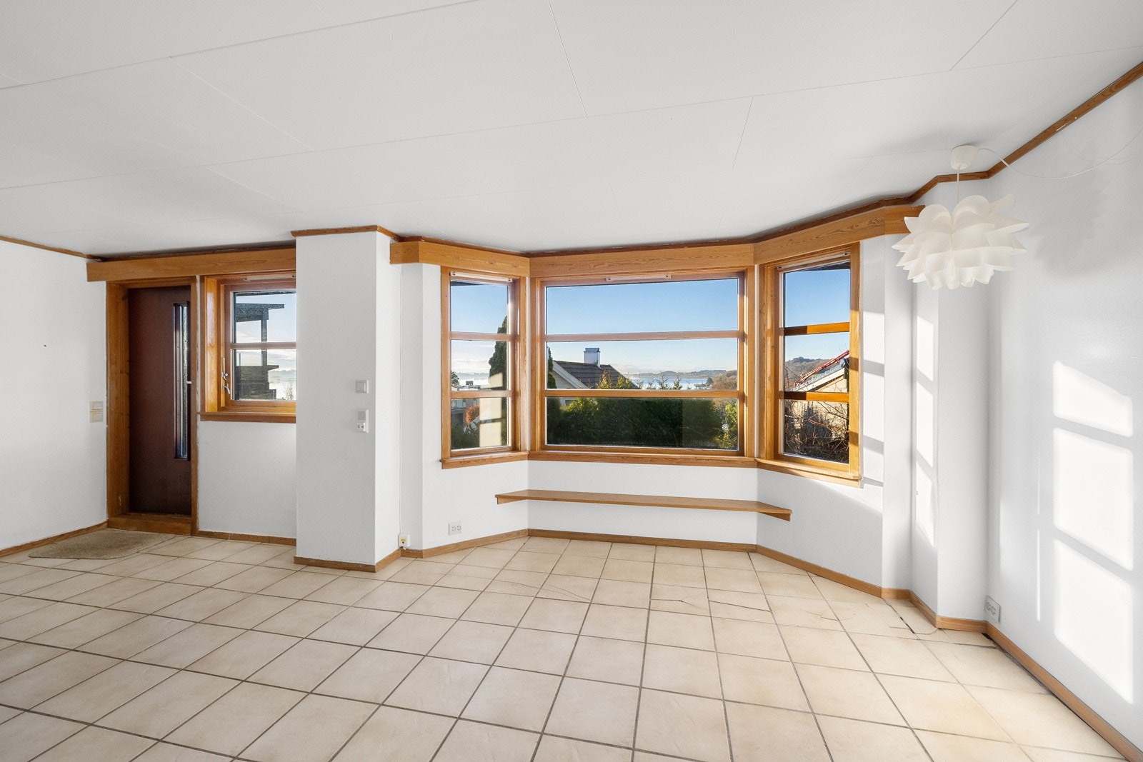 I første etasje har boligen et separat tilbygg med stue, kjøkken, bad og sovealkove. Galleribilde